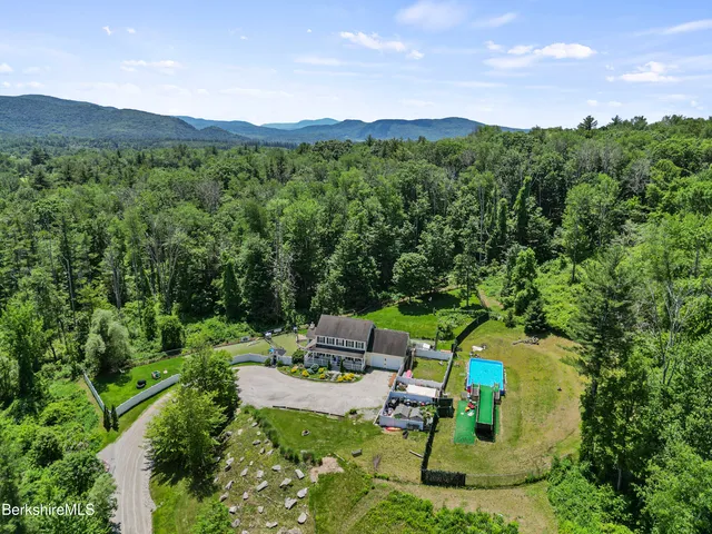 a view of yard with green space