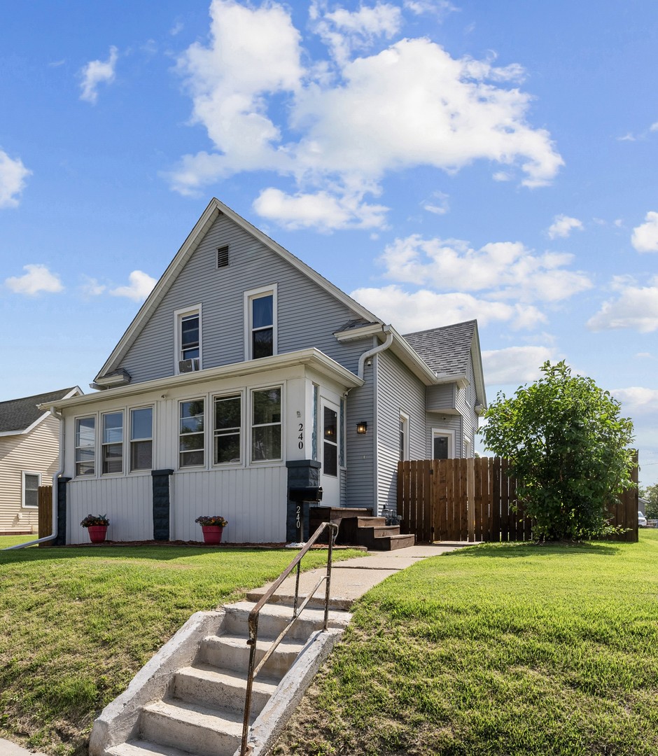 240 45th Street Moline, IL 61265 - Photo 2 of 34