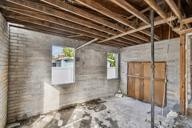 a view of a backyard