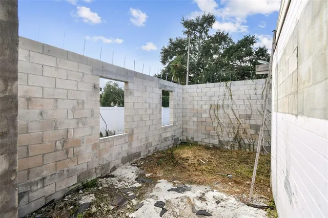 a view of a backyard