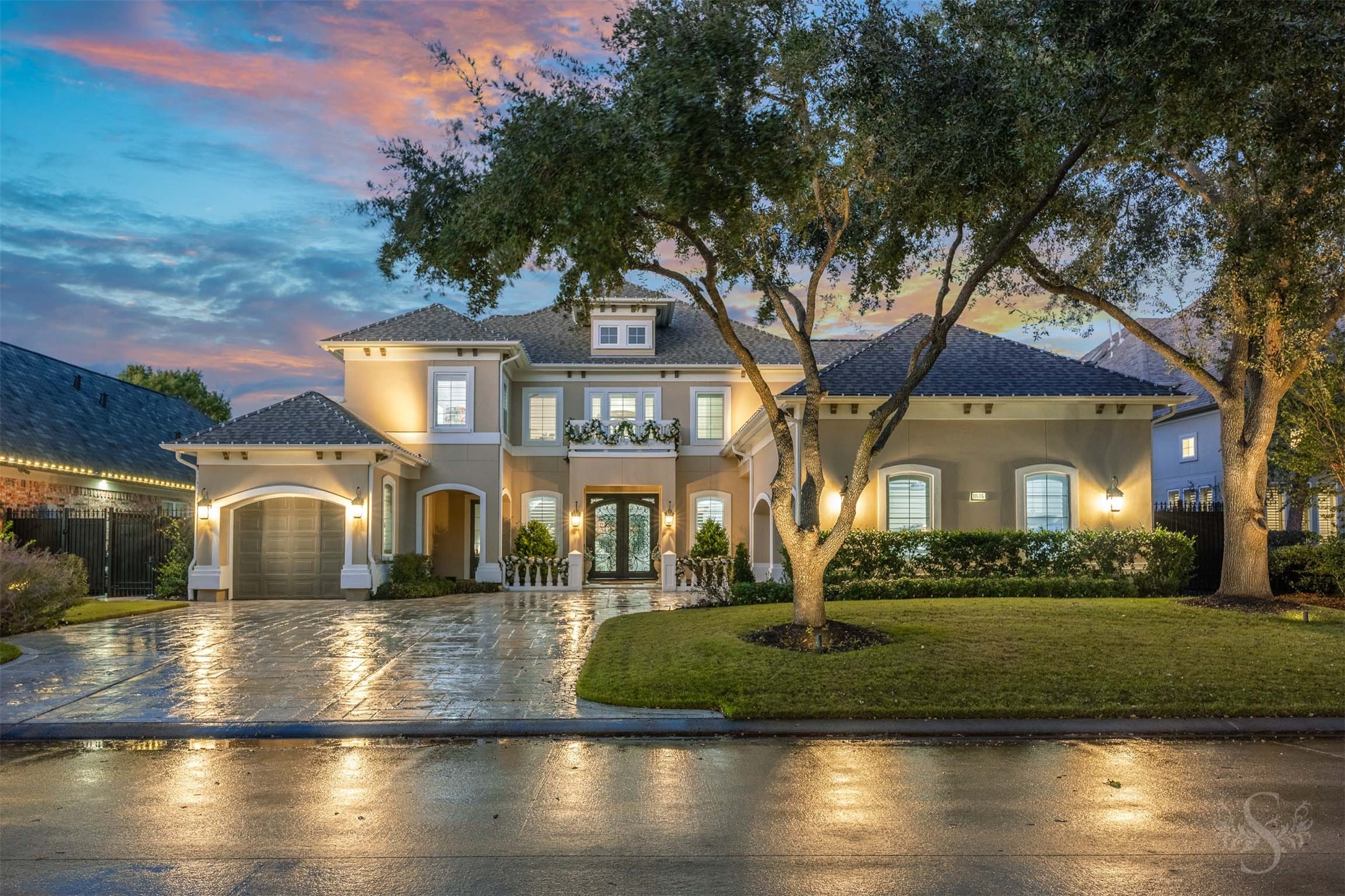 a view of a house with a yard