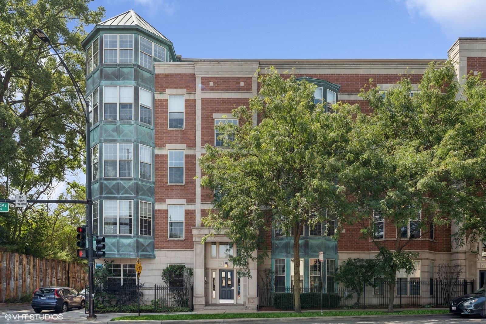 1801 West Addison Street, Unit 2E Chicago, IL 60613 - Photo 1 of 19 Gallery Image 1
