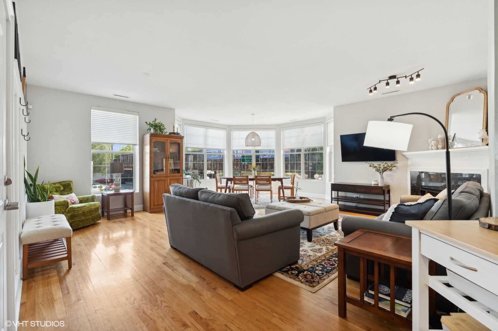1801 West Addison Street, Unit 2E Chicago, IL 60613 - Photo 3 of 19 Gallery Image 3
