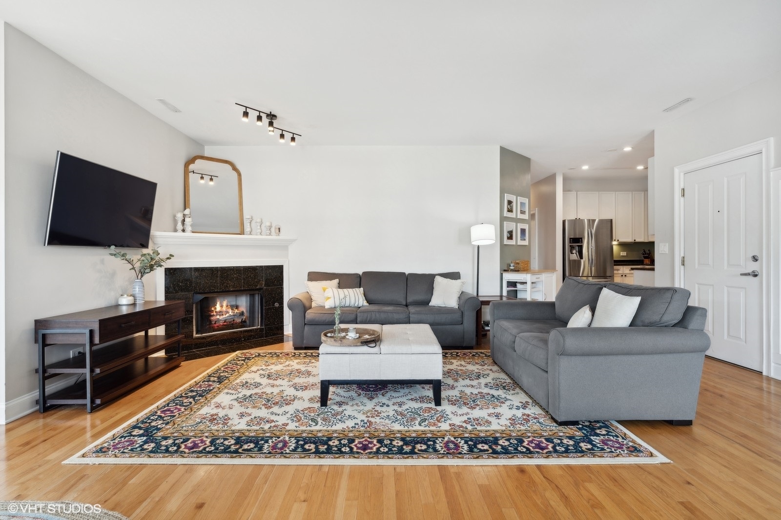 1801 West Addison Street, Unit 2E Chicago, IL 60613 - Photo 4 of 19 Gallery Image 4