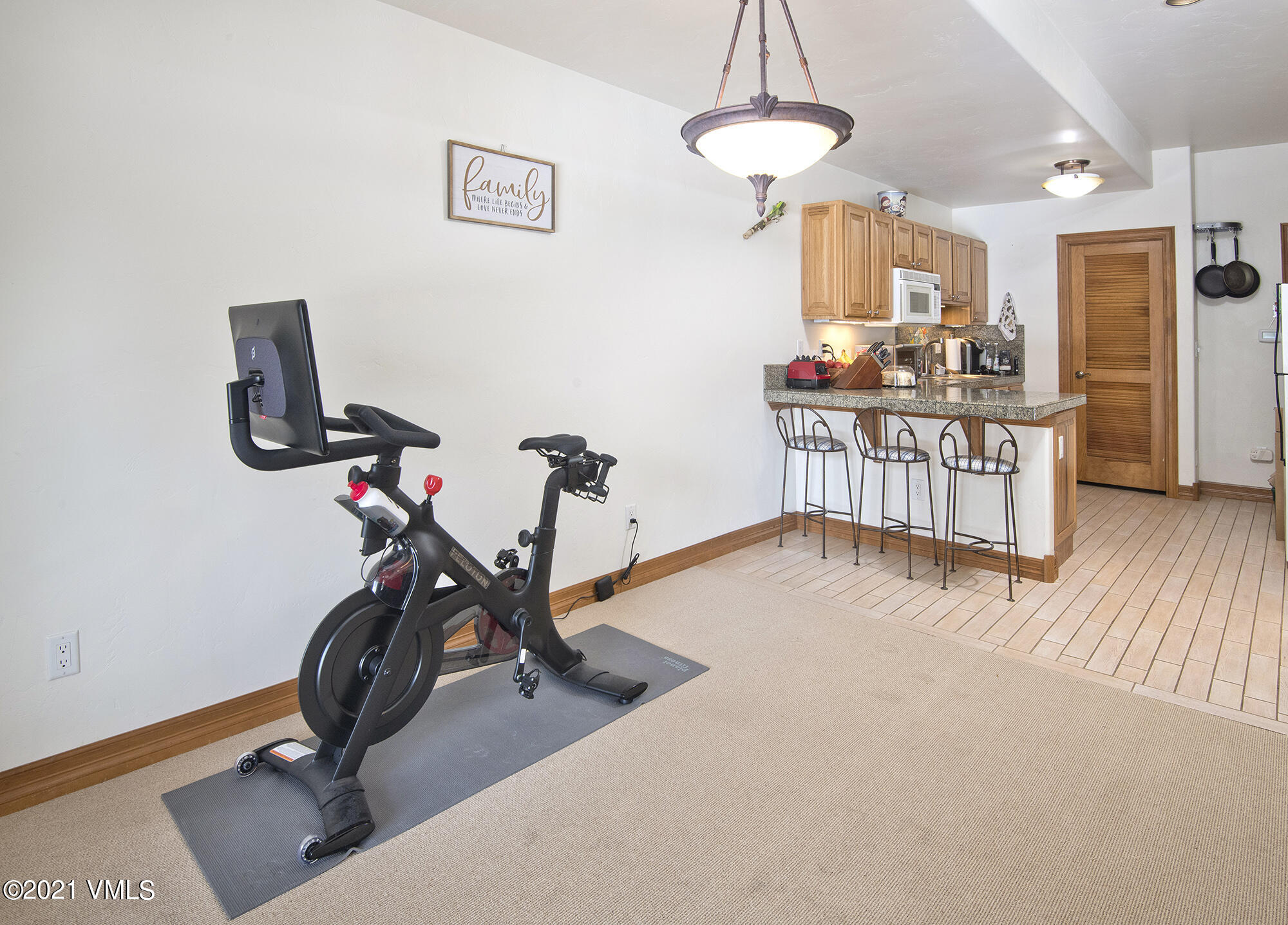 252 River Ranch Road Edwards, CO 81632 - Photo 19 of 50 downstairs wet bar/kitchen
