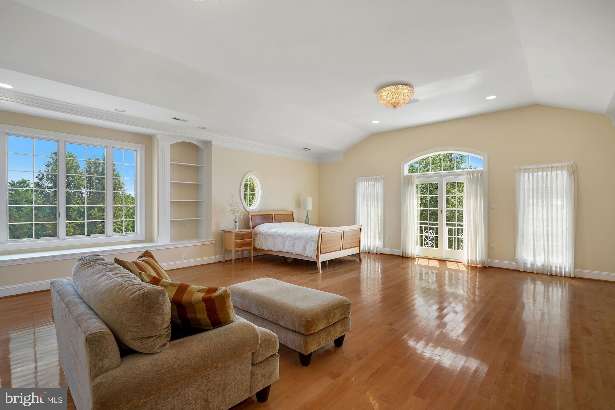 12705 Greenbriar Road Potomac, MD 20854 - Photo 54 of 94 Separate sitting area in owners' suite