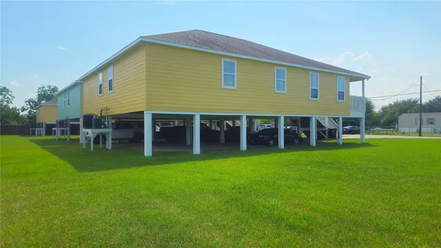 a view of a house with a backyard