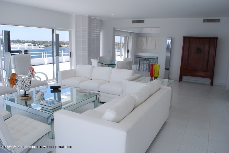 2155 Ibis Isle Road, Unit TW Palm Beach, FL 33480 - Photo 4 of 12 Living Room