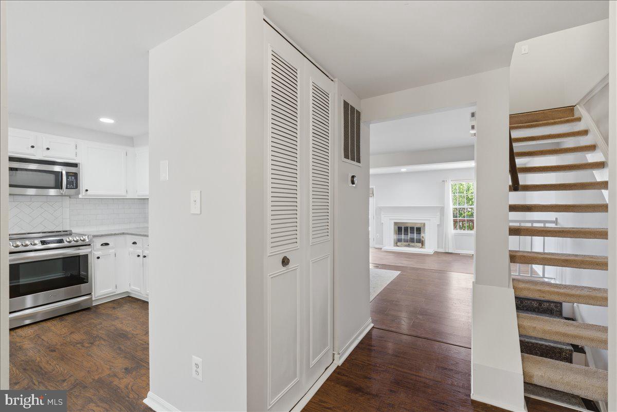 1490 Autumn Ridge Circle Reston, VA 20194 - Photo 4 of 29