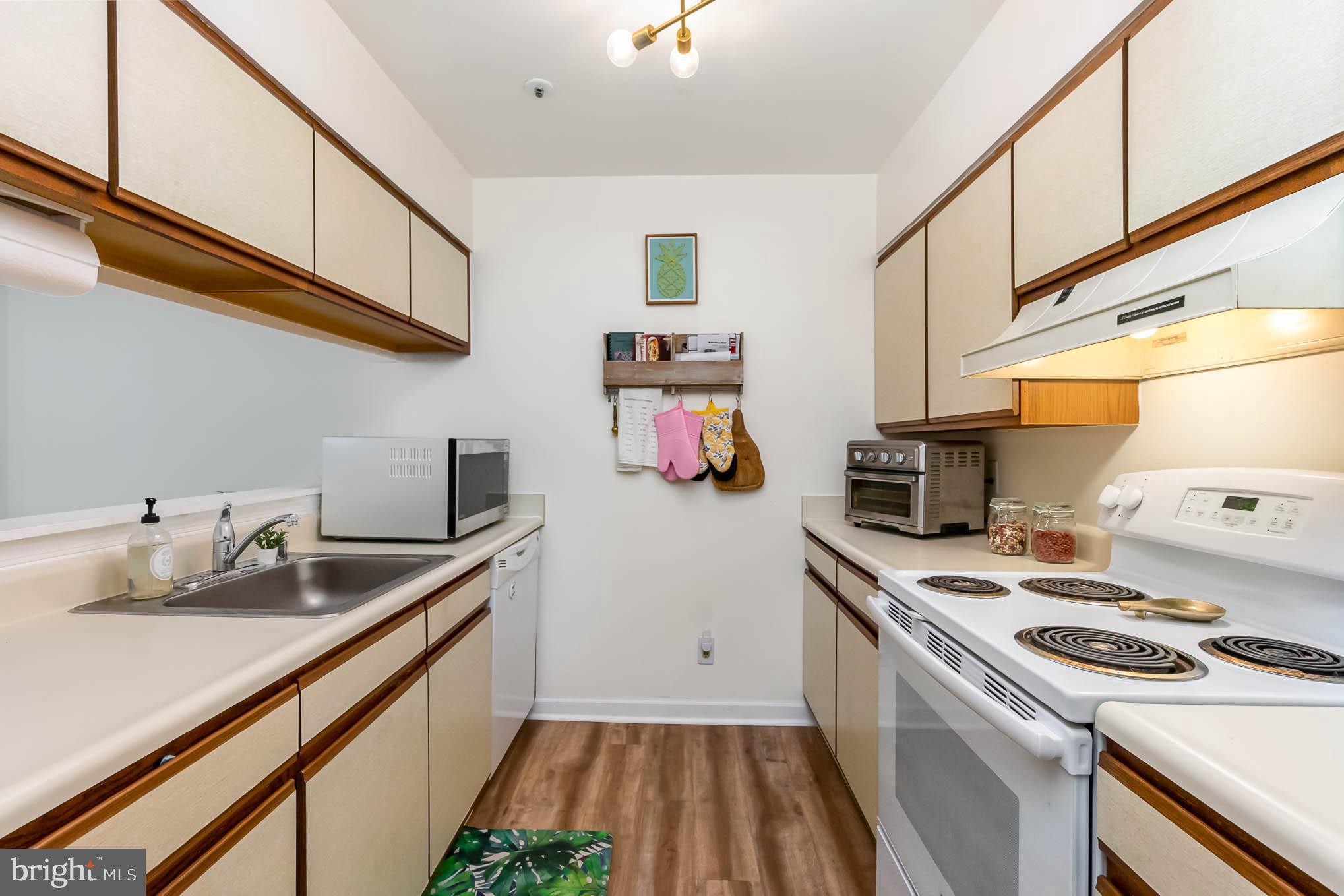 4924 Columbia Road, Unit 5 Columbia, MD 21044 - Photo 12 of 29 Kitchen