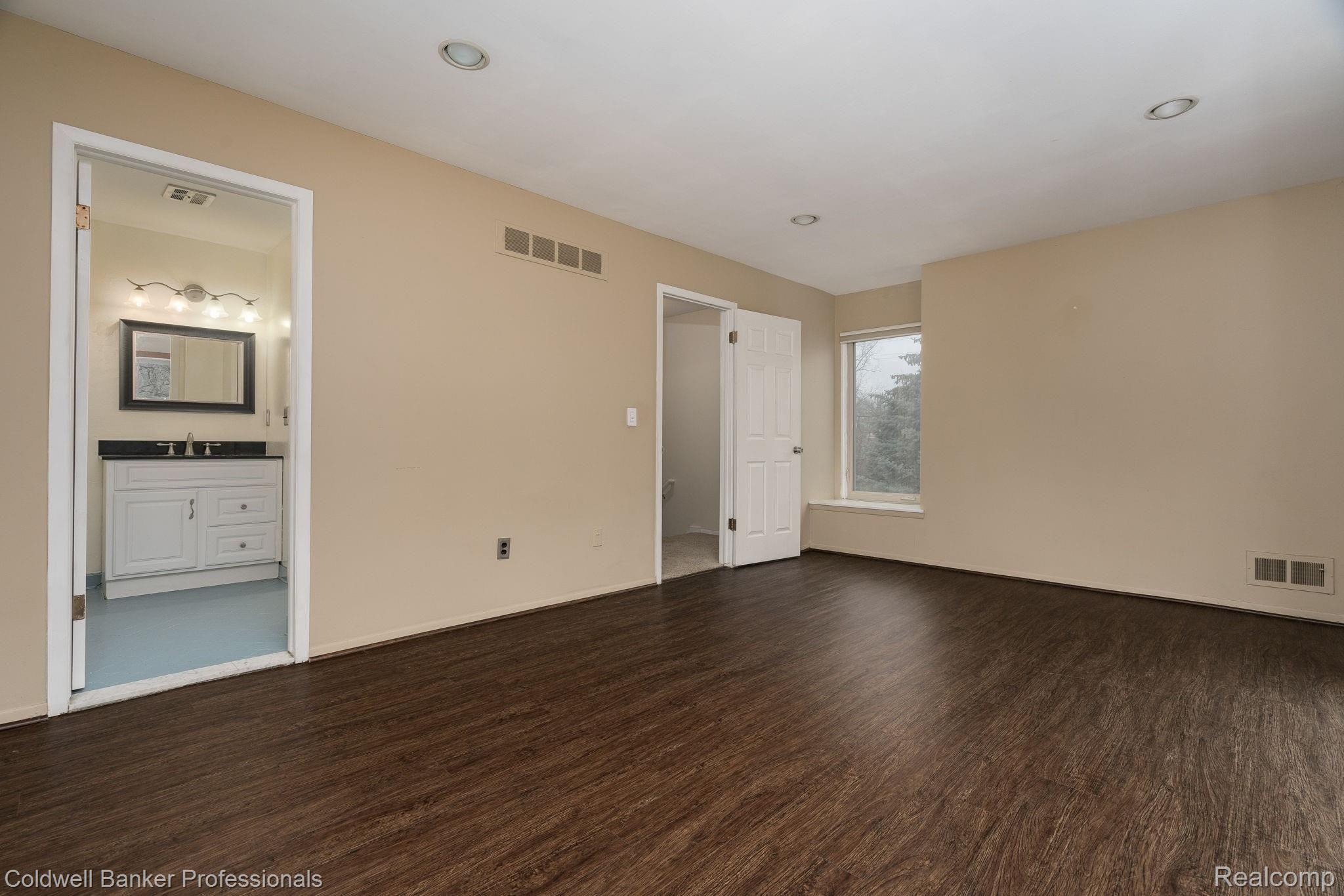 615 Oakbrook West, Unit 11 Rochester, MI 48307 - Photo 15 of 27 15-web-or-mls-615-Oakbrook-West-15.jpg