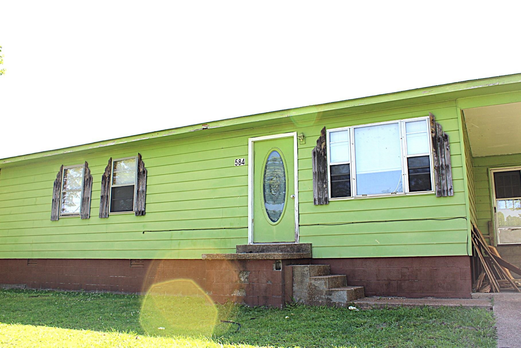 a view of back yard of the house
