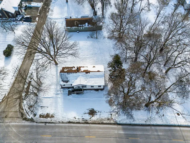 a view of a yard in front of the house