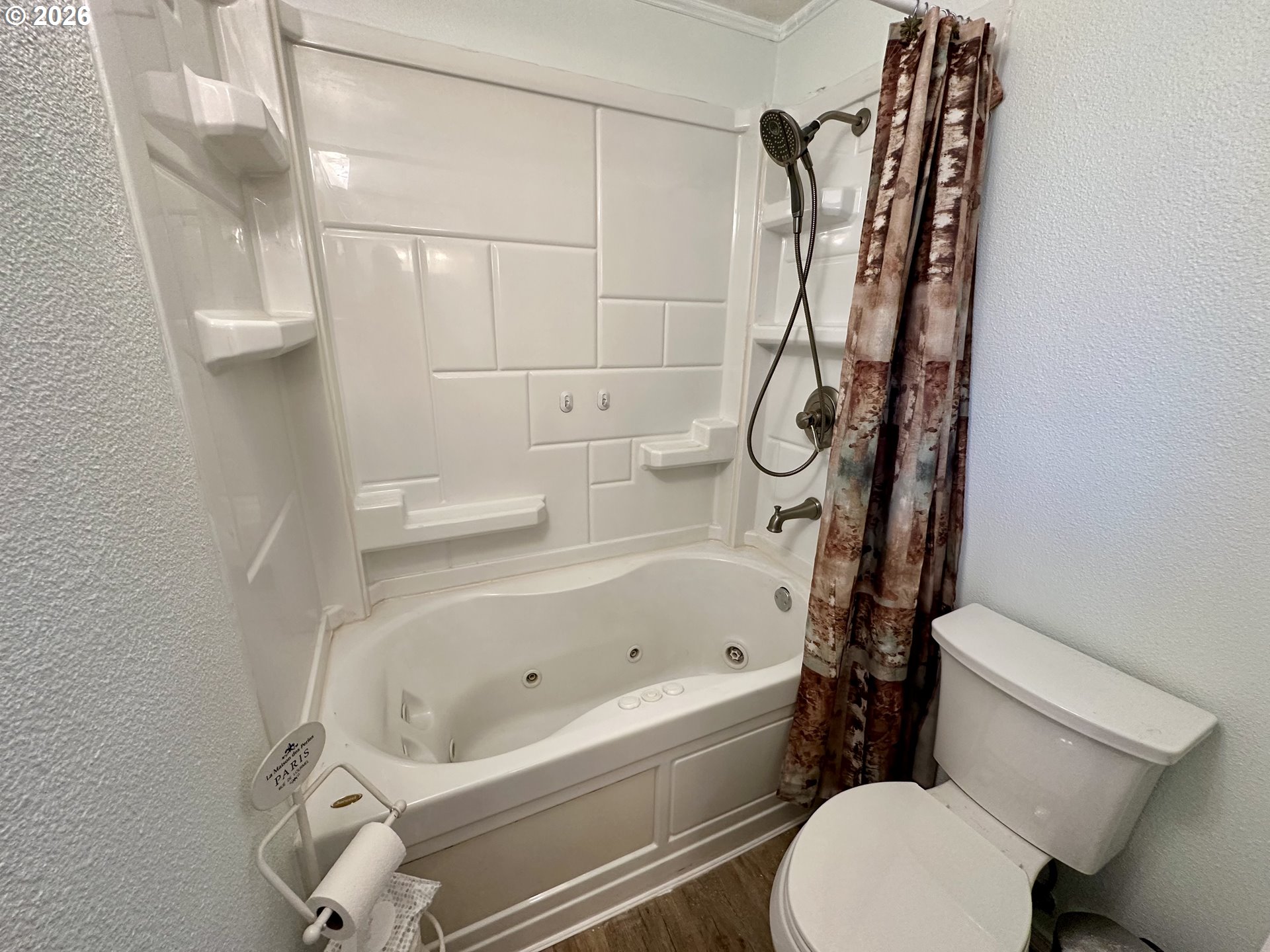 5664 Highbanks Road Springfield, OR 97478 - Photo 22 of 48 a bathroom with a toilet and a bathtub