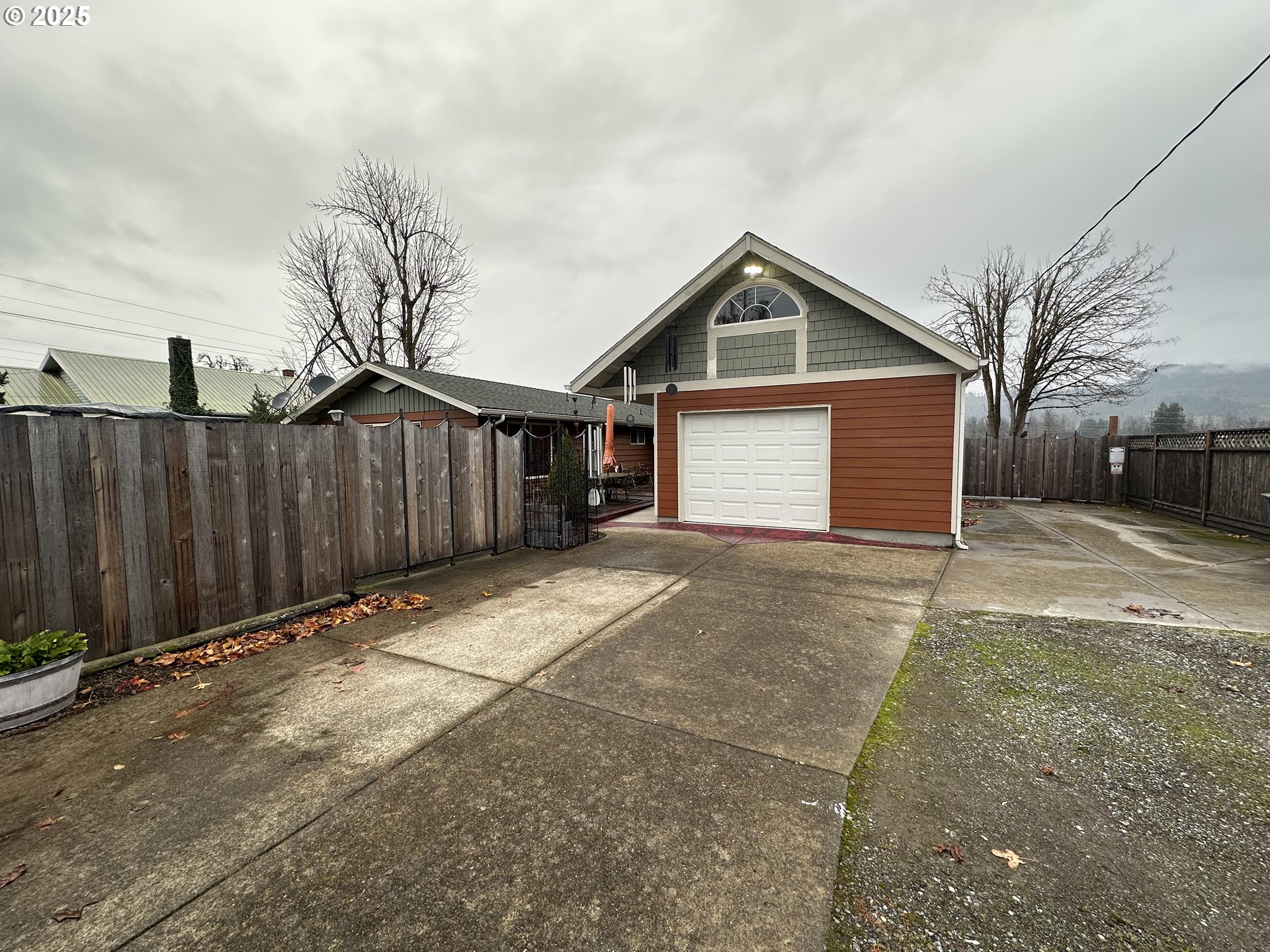 5664 Highbanks Road Springfield, OR 97478 - Photo 4 of 48 a front view of house with garage and trees