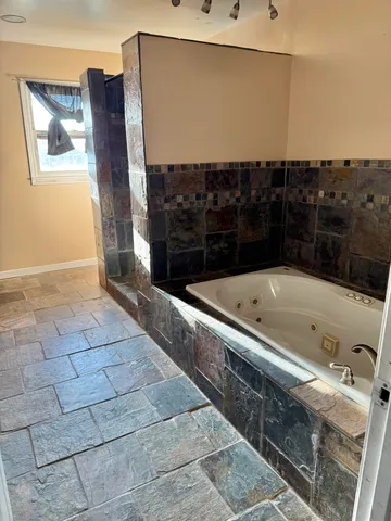 a view of a livingroom with a ceiling fan