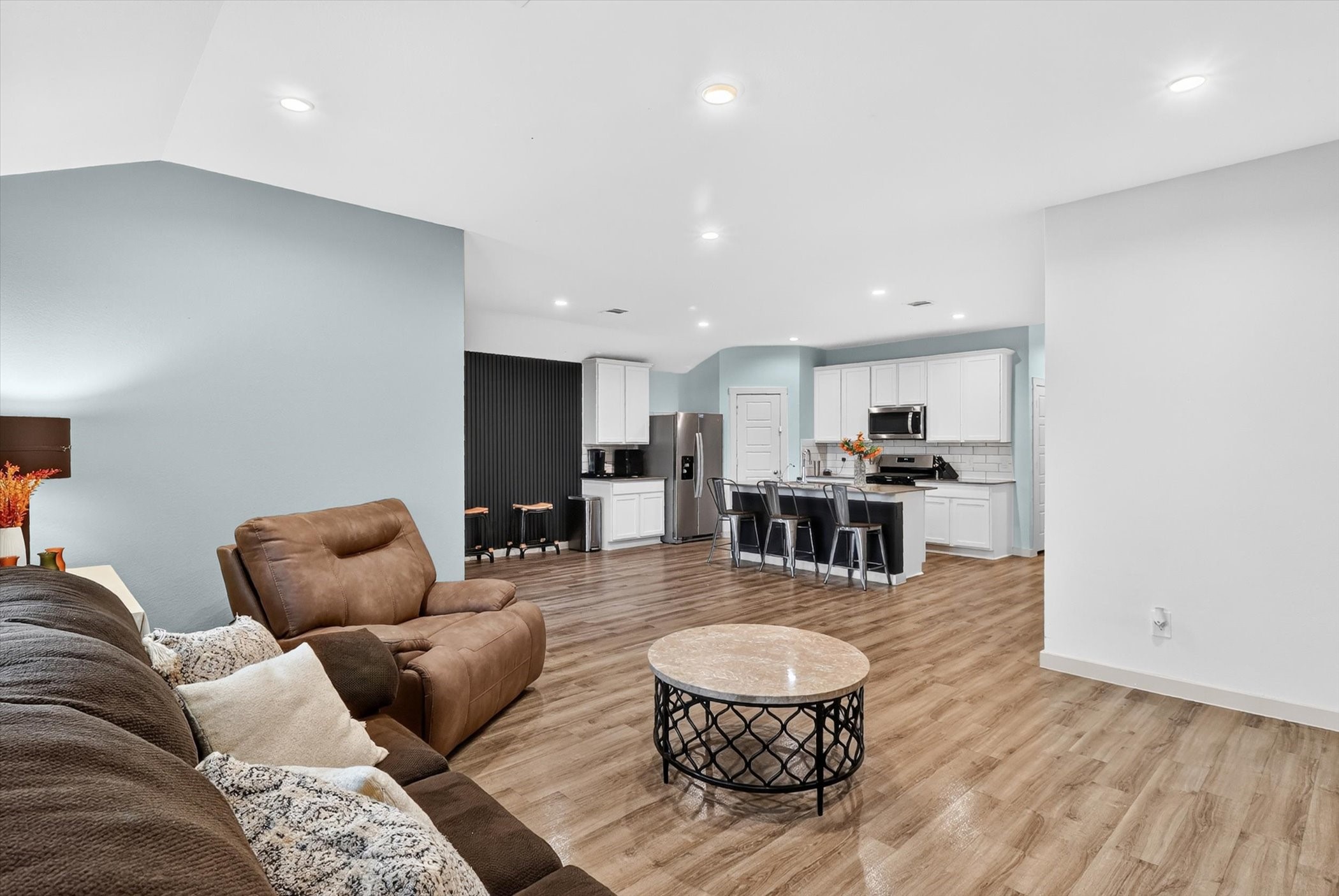 7907 Sleek Flock Lane Rosharon, TX 77583 - Photo 3 of 28 High ceilings and plenty of natural light keep the main living space feeling bright and open.