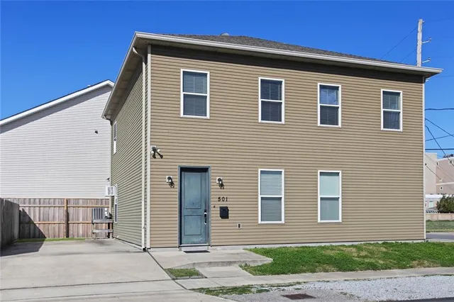 $1,975 | 501 Live Oak Street, Metairie, LA 70005