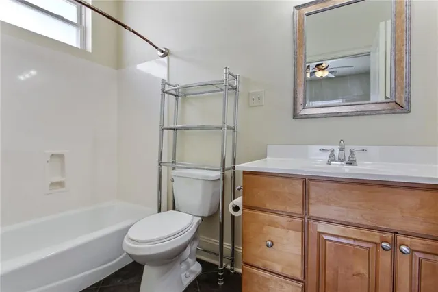 $1,975 | 501 Live Oak Street, Metairie, LA 70005