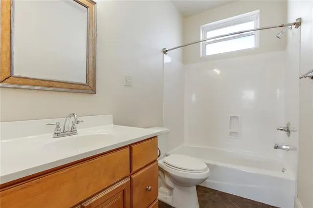 $1,975 | 501 Live Oak Street, Metairie, LA 70005