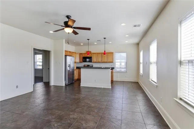 $1,975 | 501 Live Oak Street, Metairie, LA 70005