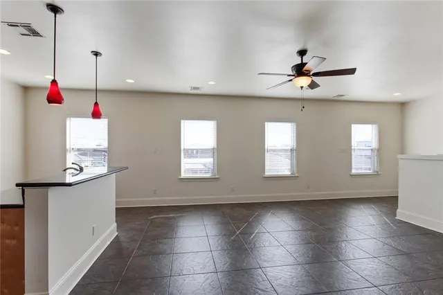 $1,975 | 501 Live Oak Street, Metairie, LA 70005