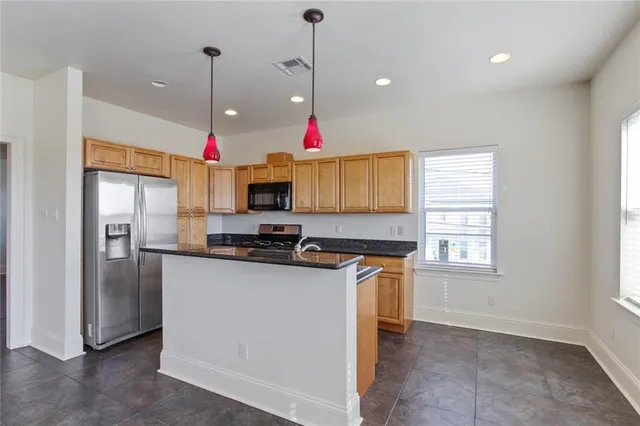 $1,975 | 501 Live Oak Street, Metairie, LA 70005