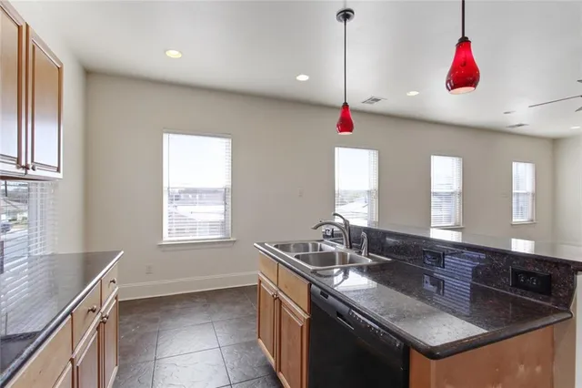 $1,975 | 501 Live Oak Street, Metairie, LA 70005