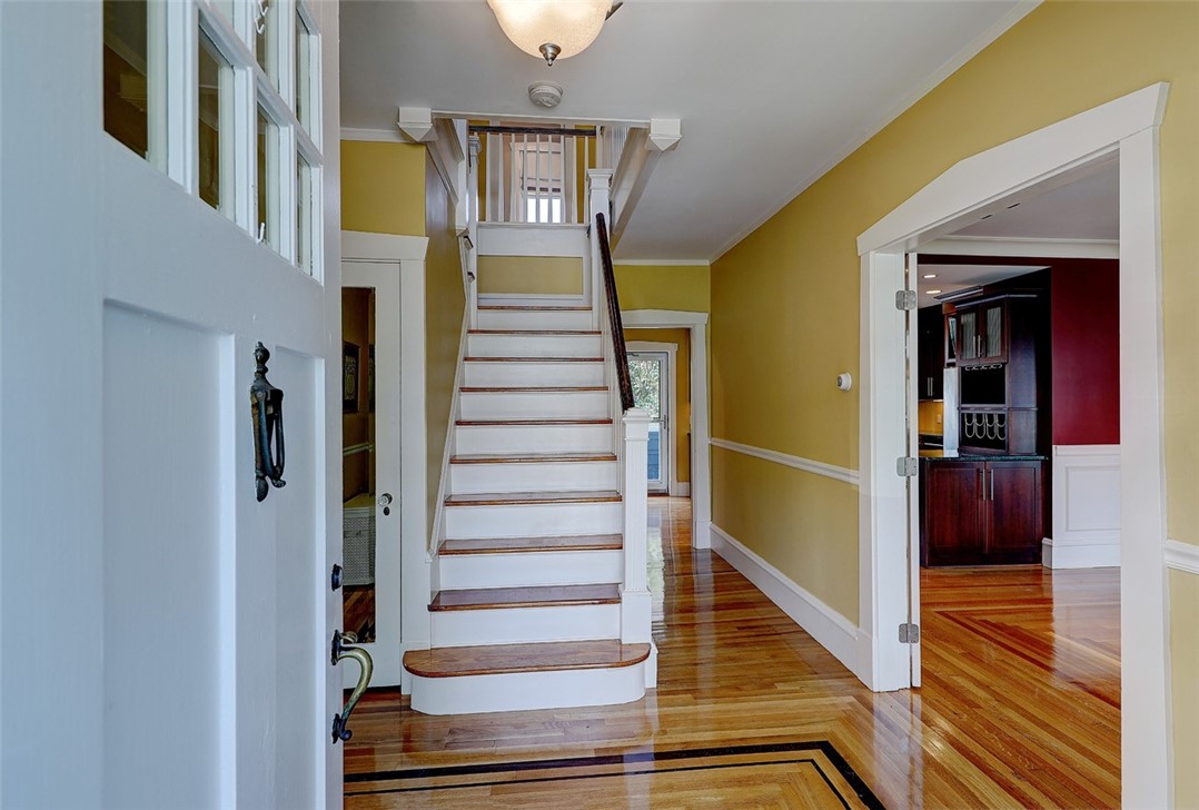 246 Oakley Road Woonsocket, RI 02895 - Photo 5 of 42 entry/foyer