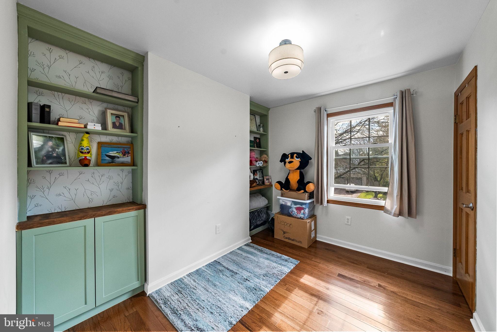 40 Doe Drive Hamilton, NJ 08620 - Photo 30 of 62 a view of a livingroom with wooden floor and a window