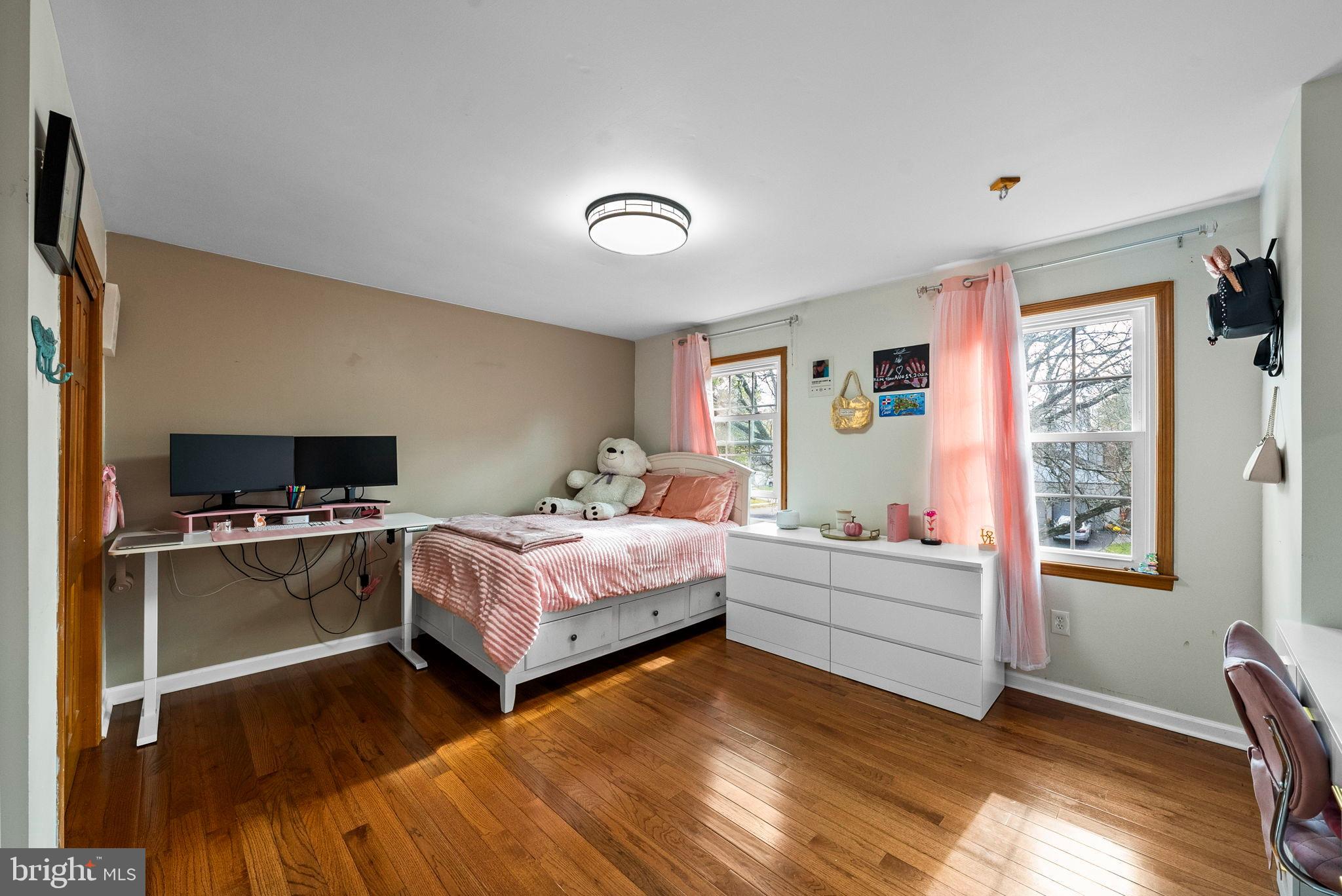 40 Doe Drive Hamilton, NJ 08620 - Photo 32 of 62 a bedroom with bed and a flat tv screen