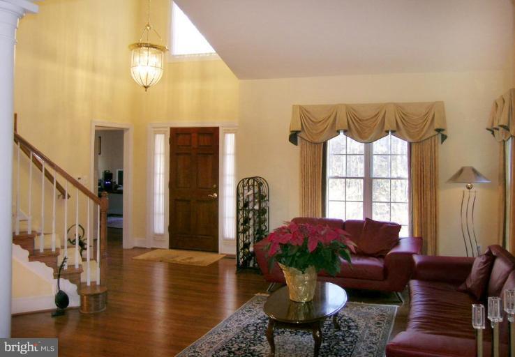 2004 Byrd Road Vienna, VA 22182 - Photo 3 of 23 Living Room