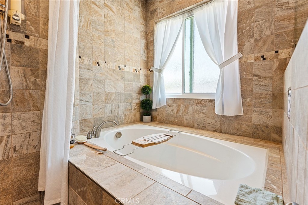 10332 Washington South Gate, CA 90280 - Photo 11 of 38 Master Bathtube