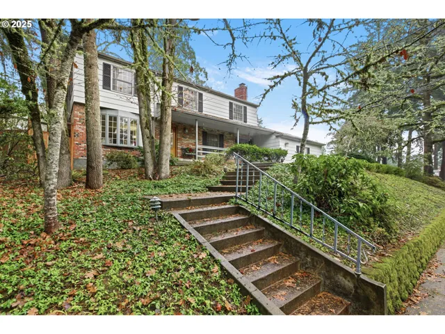 a view of a back yard