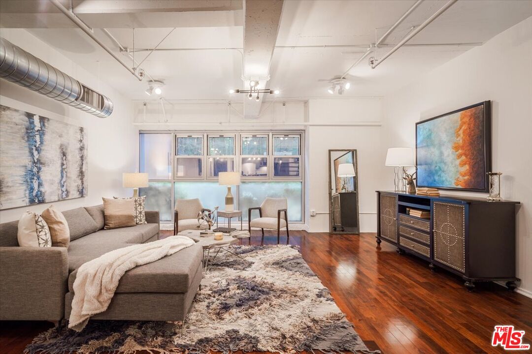 510 South Hewitt Street, Unit 106 Los Angeles, CA 90013 - Photo 6 of 26 a living room with furniture kitchen view and a wooden floor