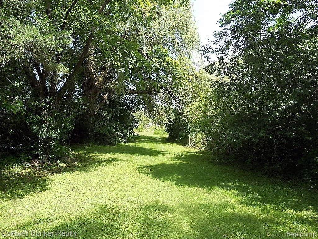359 Reymont Road Waterford, MI 48327 - Photo 10 of 15 WELL MANICURED WALK-WAYS