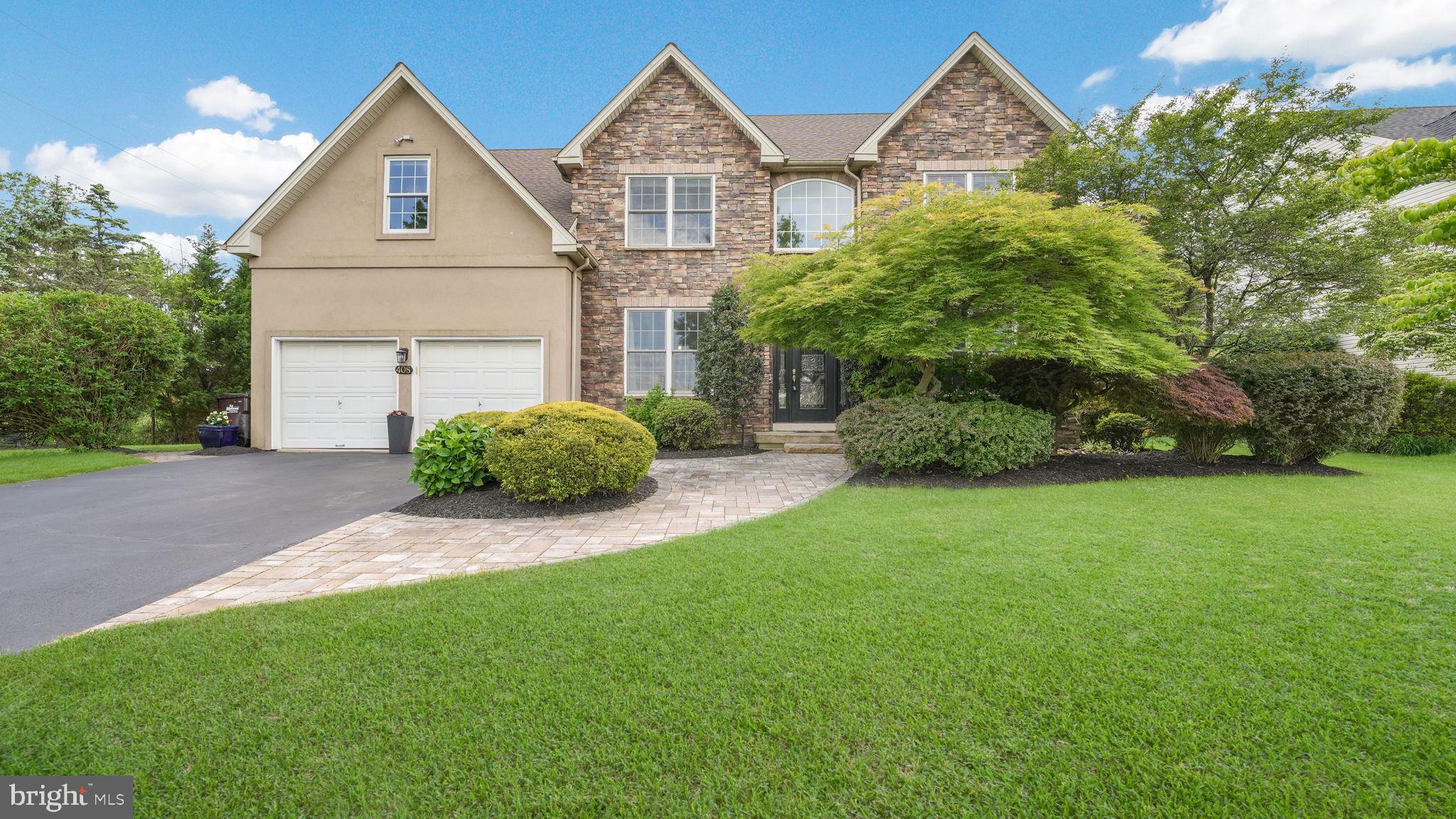 a view of a house with backyard and garden