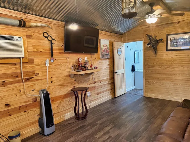 a view of a livingroom with furniture and a ceiling fan