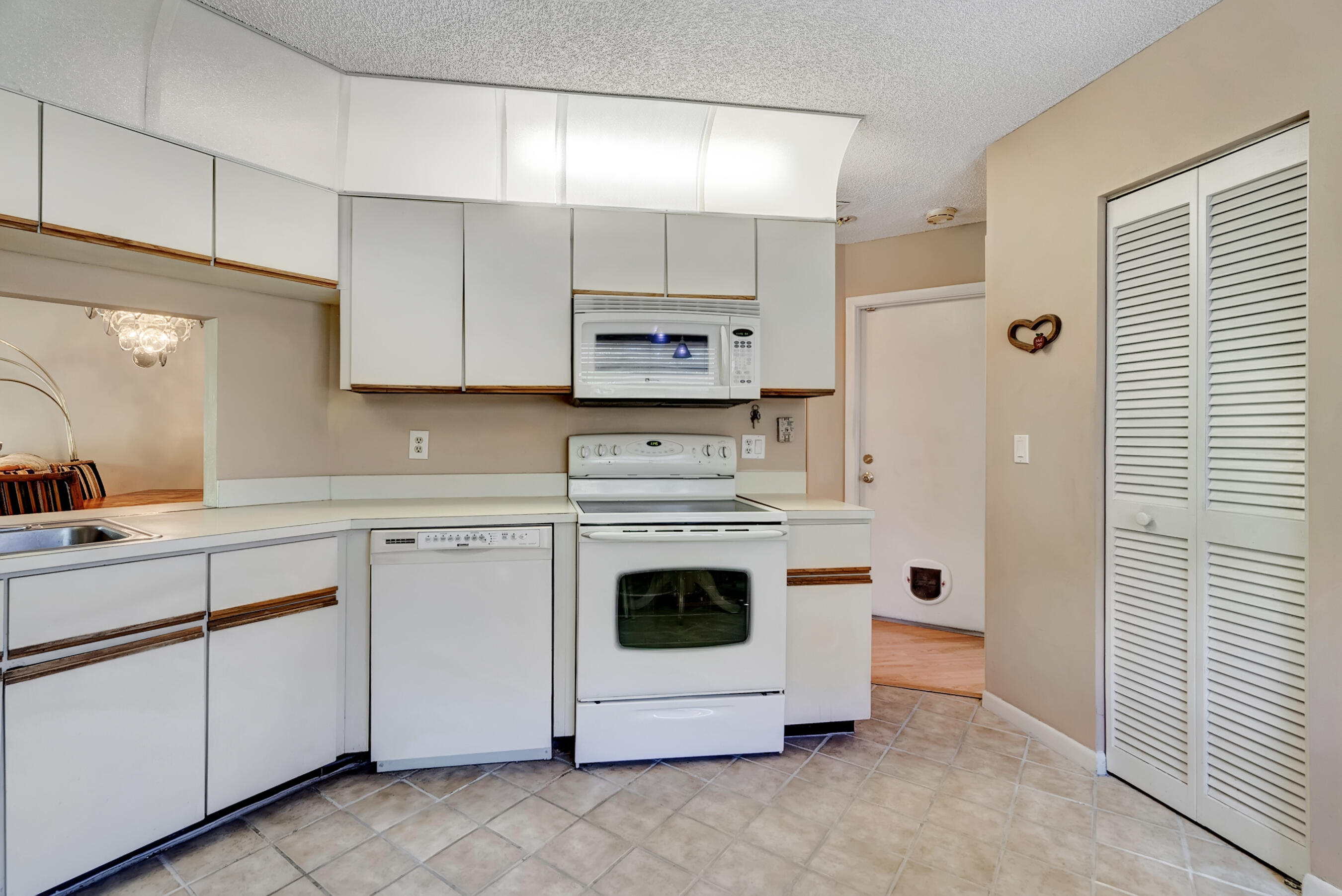 9074 Chatsworth Cascades Circle Boca Raton, FL 33434 - Photo 5 of 27 Kitchen