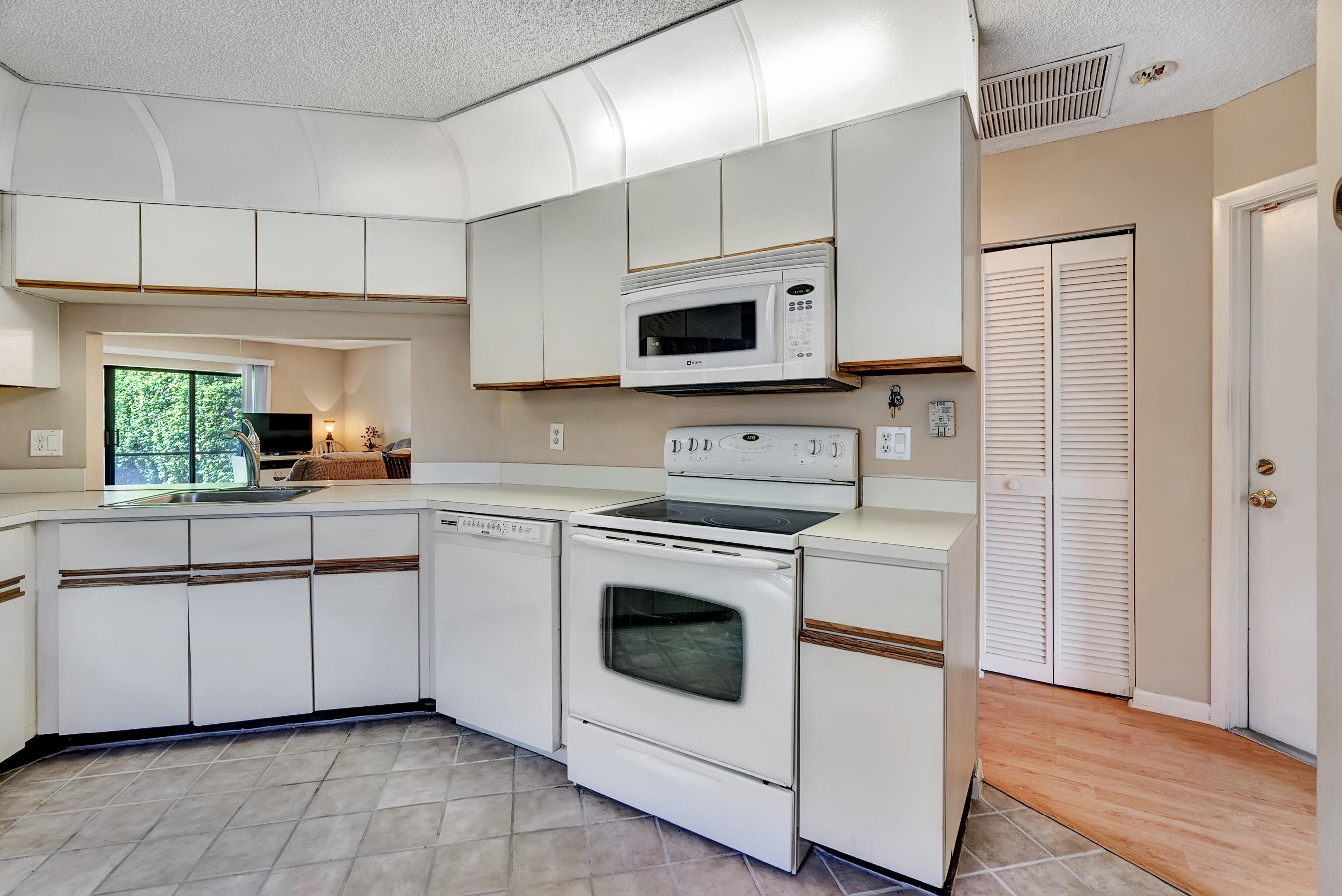 9074 Chatsworth Cascades Circle Boca Raton, FL 33434 - Photo 6 of 27 Kitchen