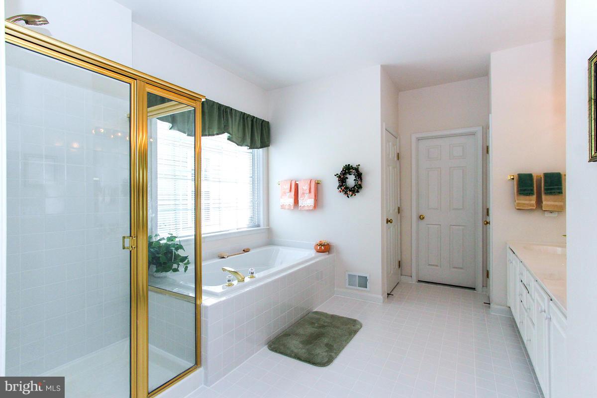 12496 Fox View Way Reston, VA 20191 - Photo 15 of 30 Bath (Master)