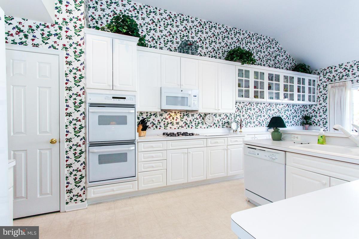 12496 Fox View Way Reston, VA 20191 - Photo 8 of 30 Kitchen