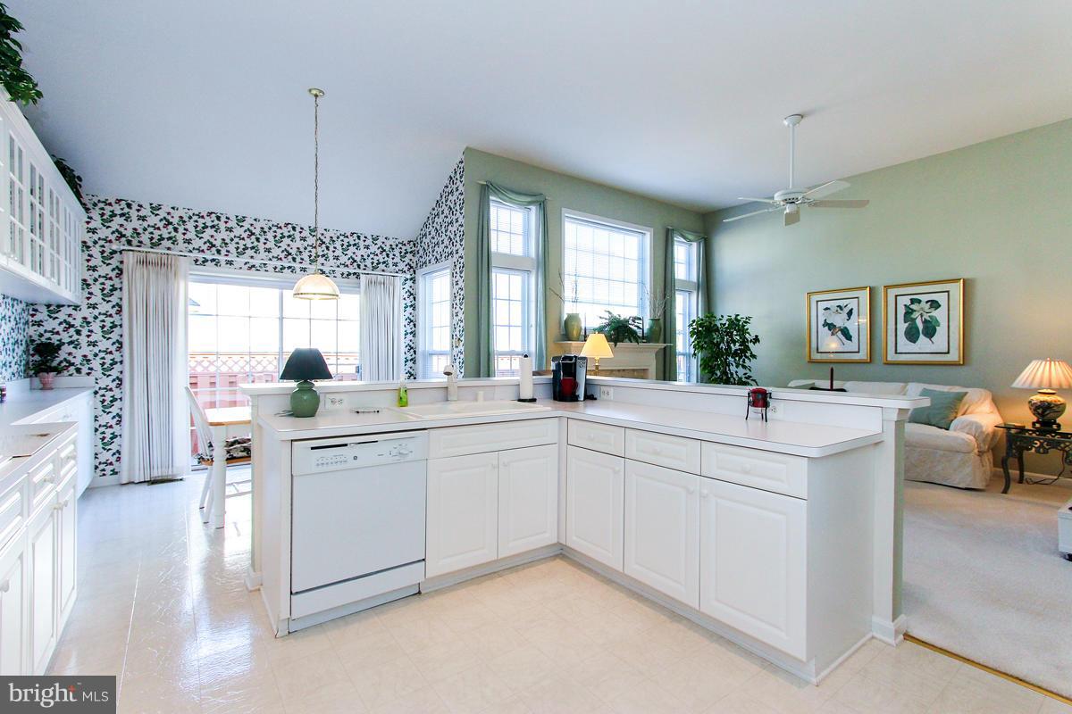 12496 Fox View Way Reston, VA 20191 - Photo 9 of 30 Kitchen