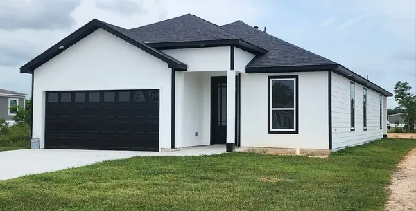 a view of a house with backyard