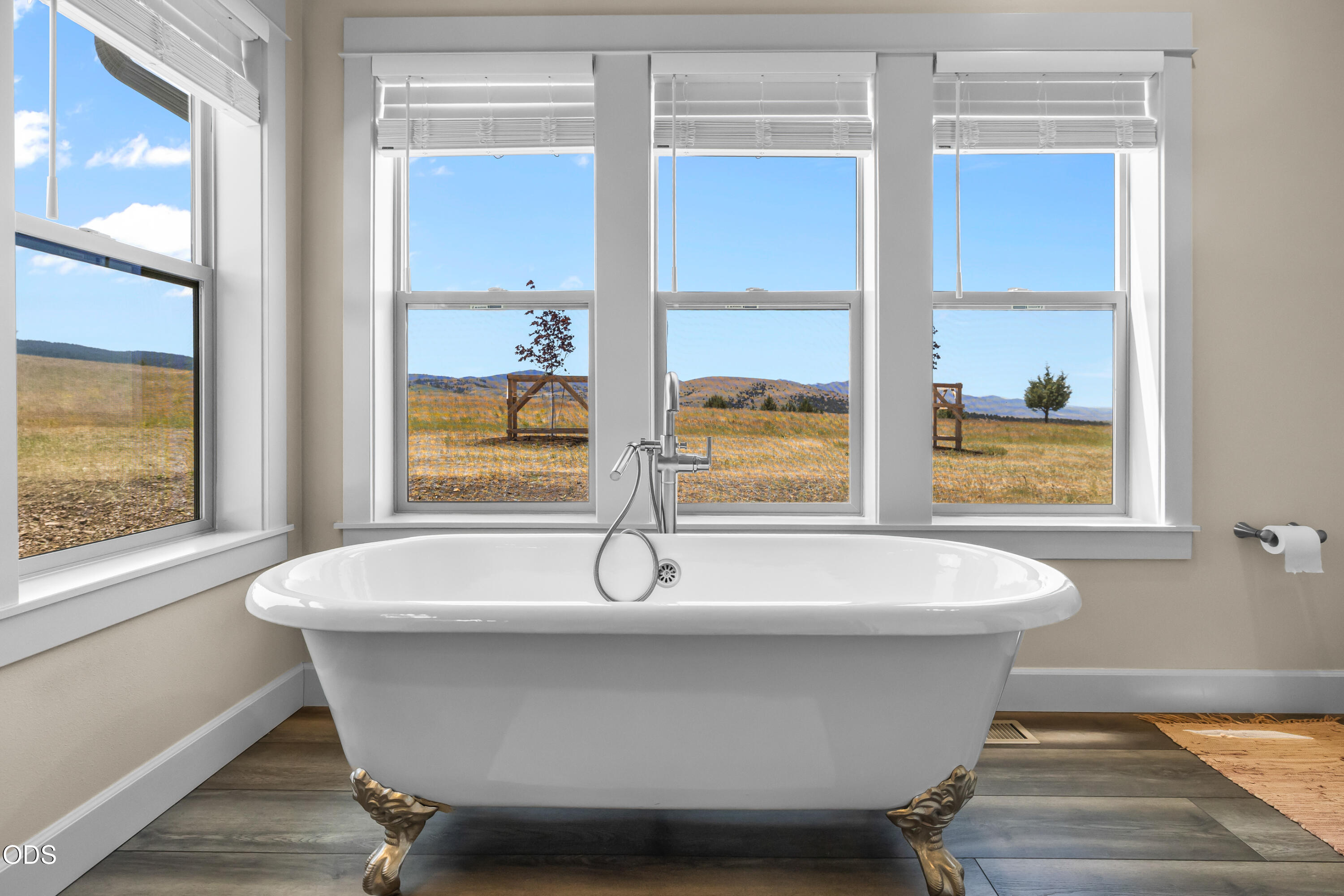 26216 West Bench Road John Day, OR 97845 - Photo 24 of 53 a bathroom with a bathtub and window