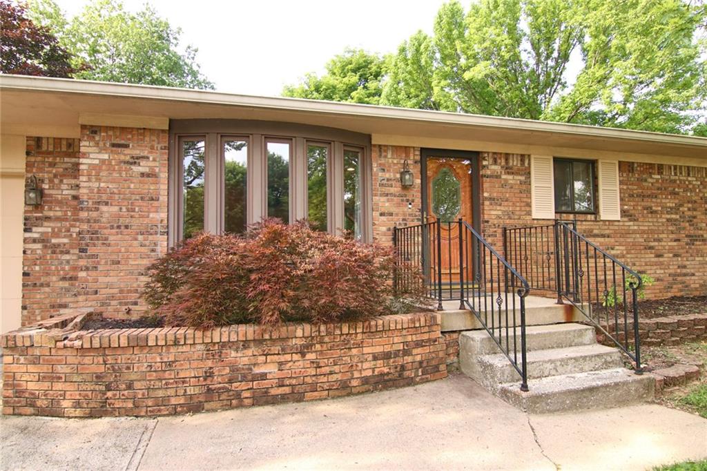 627 Mc Gregor Road Indianapolis, IN 46217 - Photo 2 of 26 Gallery Image 2