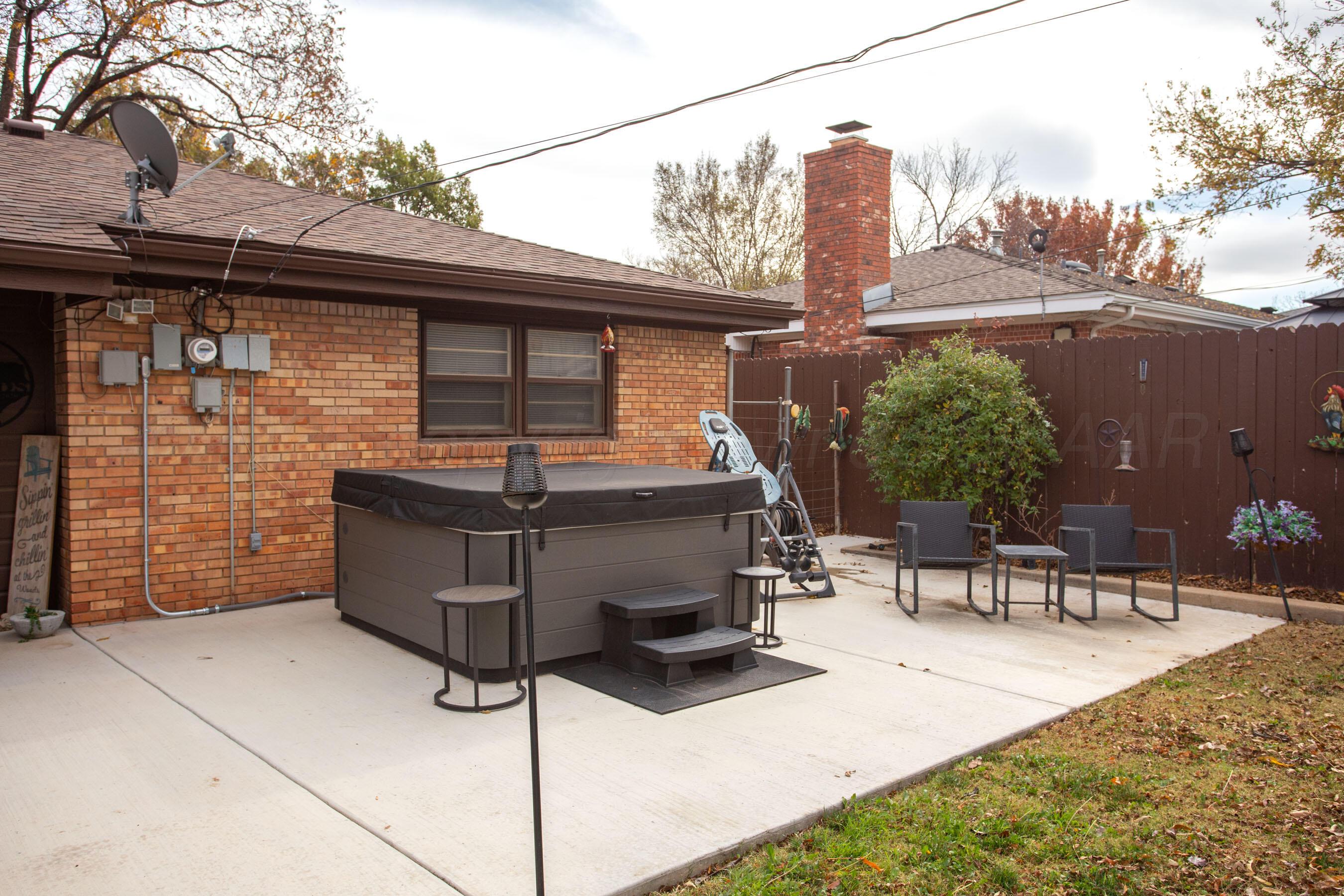 3600 Patterson Drive Amarillo, TX 79109 - Photo 29 of 31 a backyard of a house with table and chairs