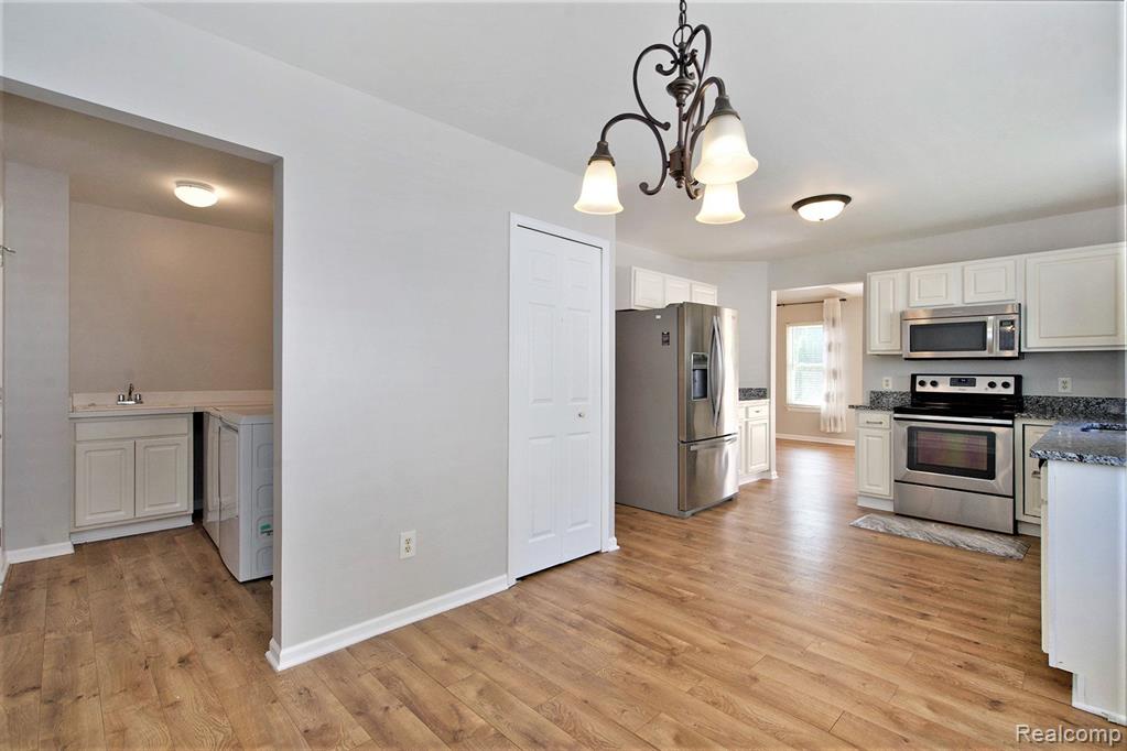 3381 Cromwell Road Ann Arbor, MI 48105 - Photo 11 of 35