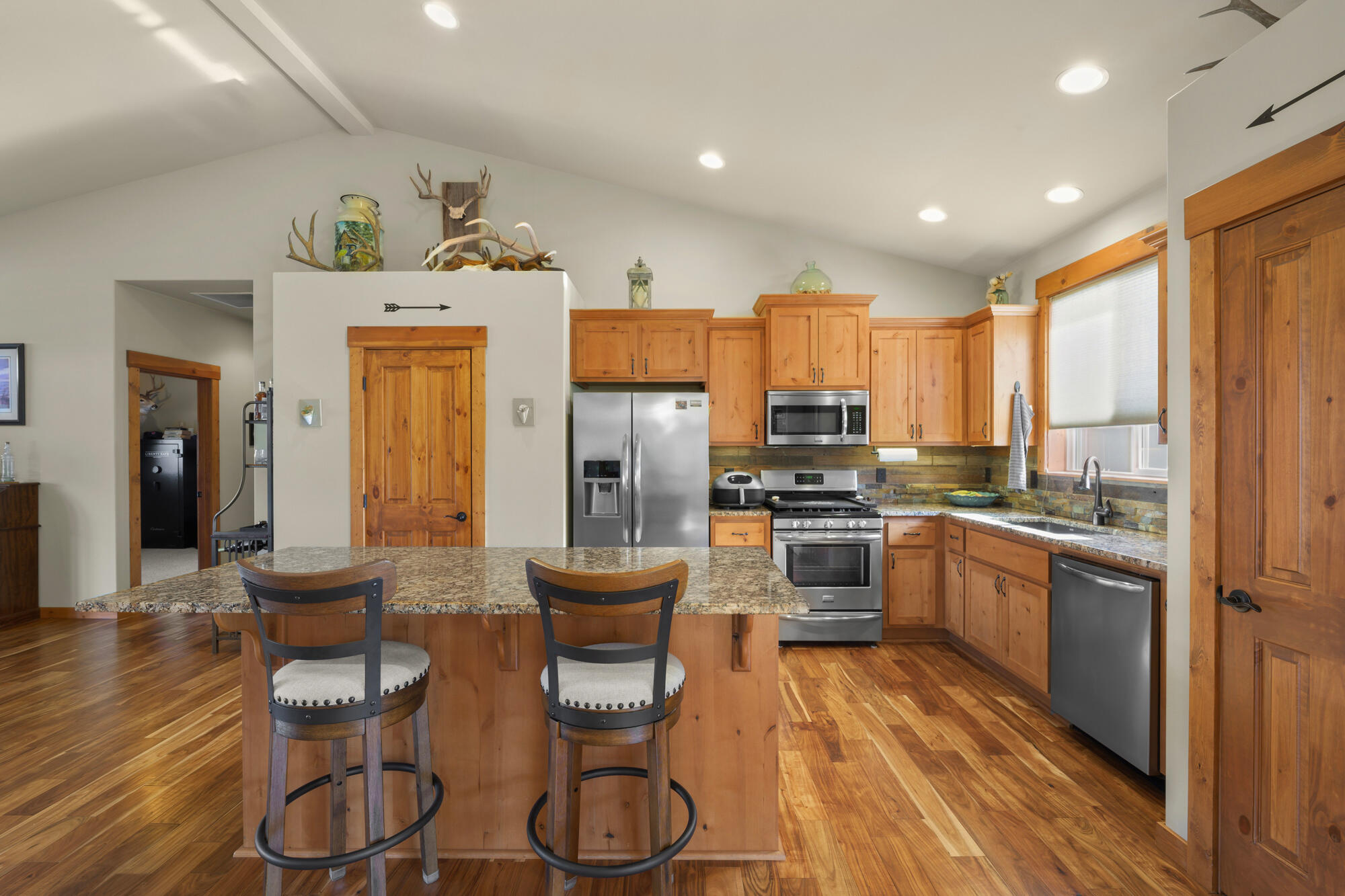 220 Northwest 28th Street Redmond, OR 97756 - Photo 4 of 30