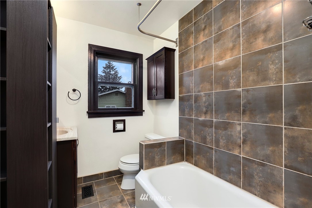 617 Reiten Road Kent, WA 98030 - Photo 12 of 30 a bathroom with a toilet a sink and mirror